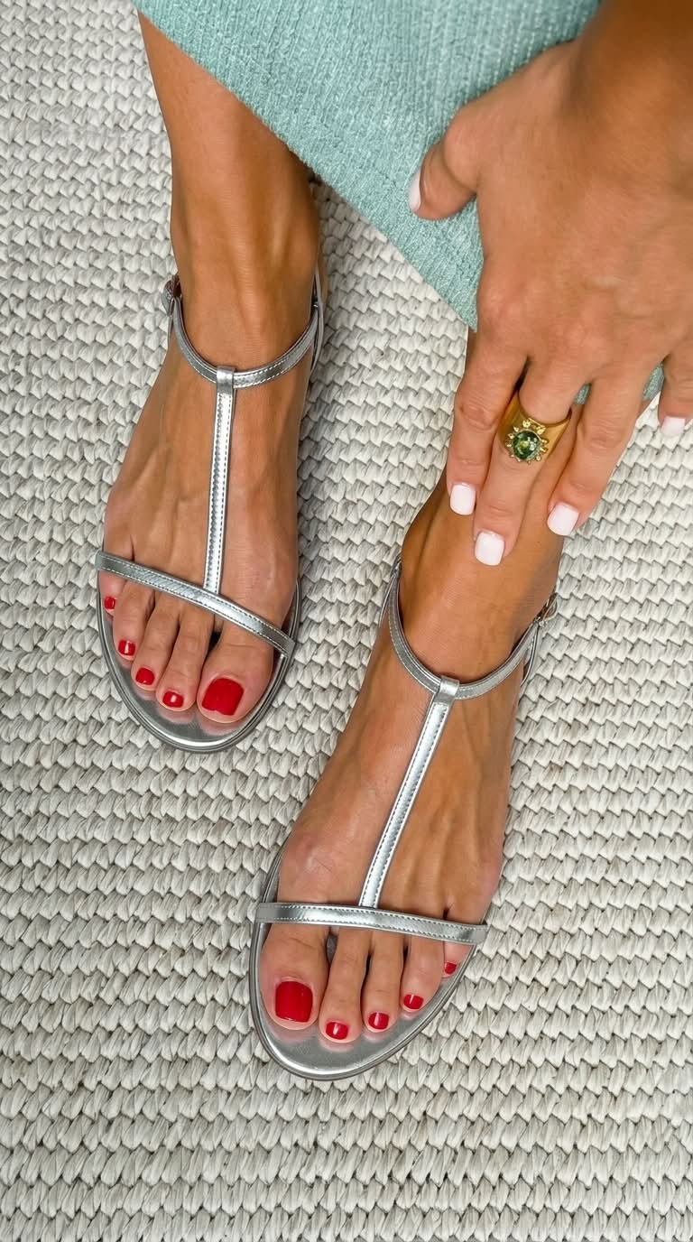 Sandali bassi estivi metallizzati con listino a T minimalista