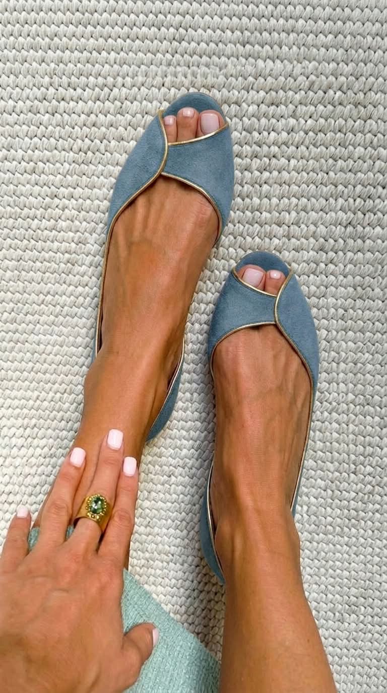 Ballerine beige in camoscio con punta aperta e finiture dorate