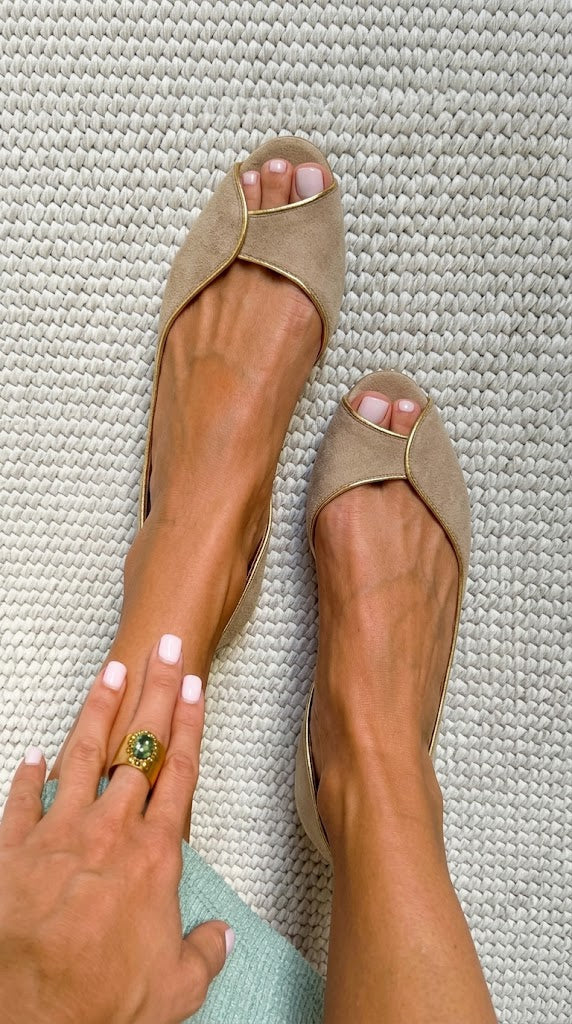Ballerine beige in camoscio con punta aperta e finiture dorate