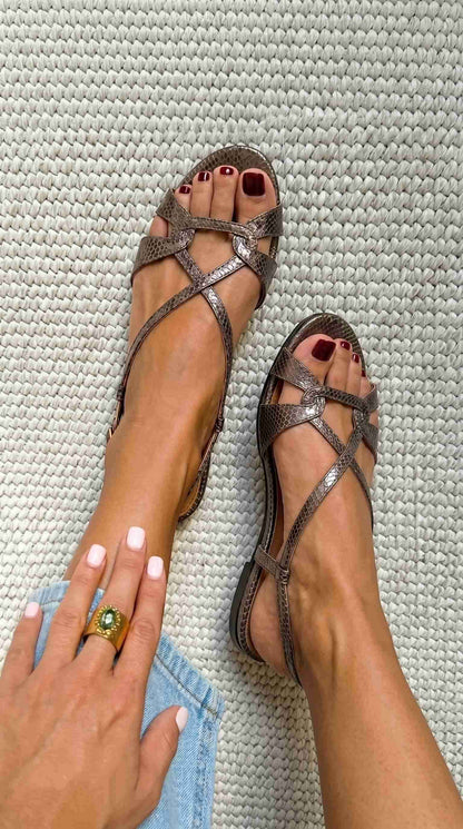 Sandali bassi color bronzo slingback, punta aperta, stampa pitonata