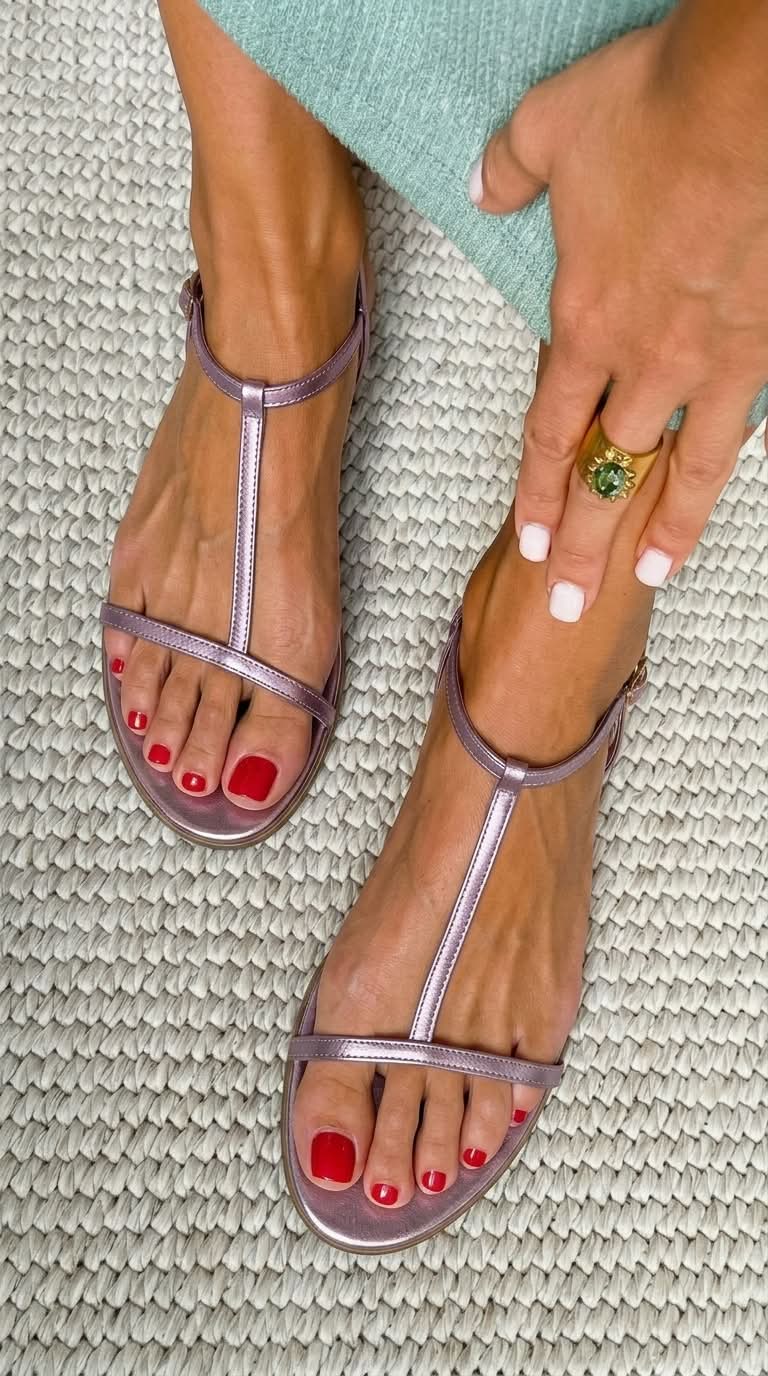 Sandali bassi estivi metallizzati con listino a T minimalista