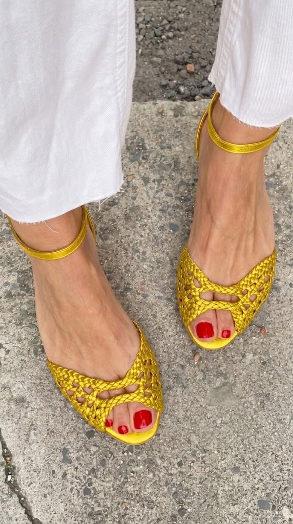 Sandali bassi eleganti intrecciati con cut-out, cinturino alla caviglia e punta aperta