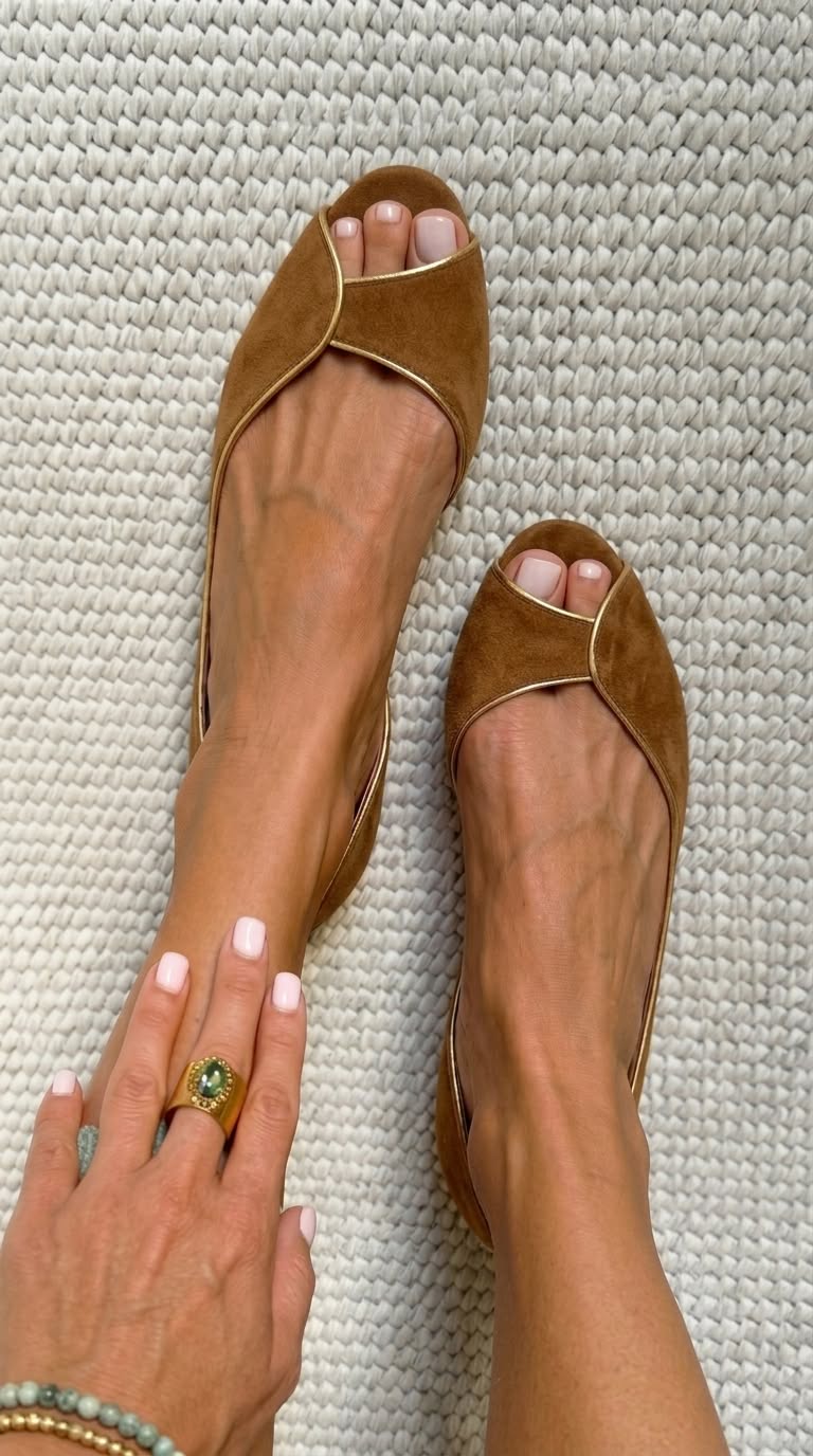 Ballerine beige in camoscio con punta aperta e finiture dorate