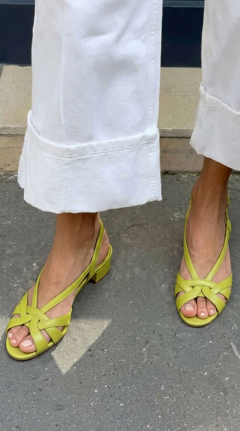 Sandali nude in pelle con fascetta incrociata, slingback e tacco basso