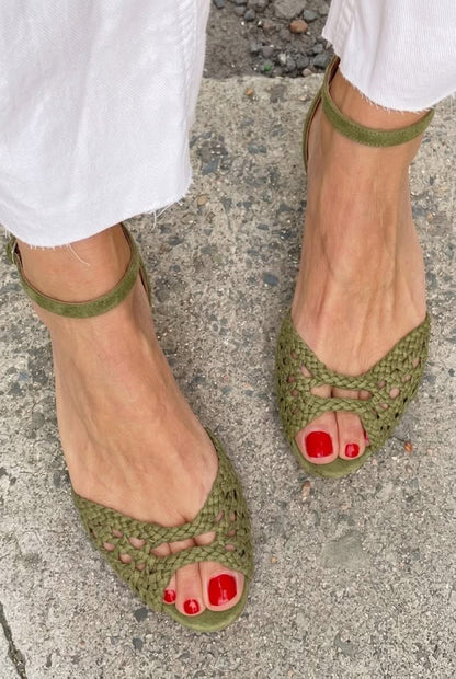 Sandali bassi eleganti intrecciati con cut-out, cinturino alla caviglia e punta aperta