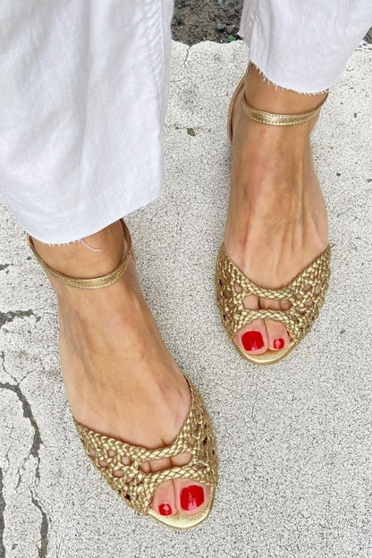 Sandali bassi eleganti intrecciati con cut-out, cinturino alla caviglia e punta aperta