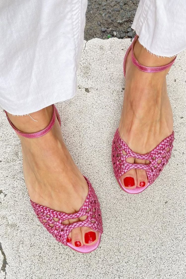 Sandali bassi eleganti intrecciati con cut-out, cinturino alla caviglia e punta aperta