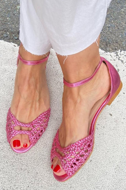 Sandali bassi eleganti intrecciati con cut-out, cinturino alla caviglia e punta aperta