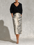 Africa - Top in maglia nero e gonna zebrata.