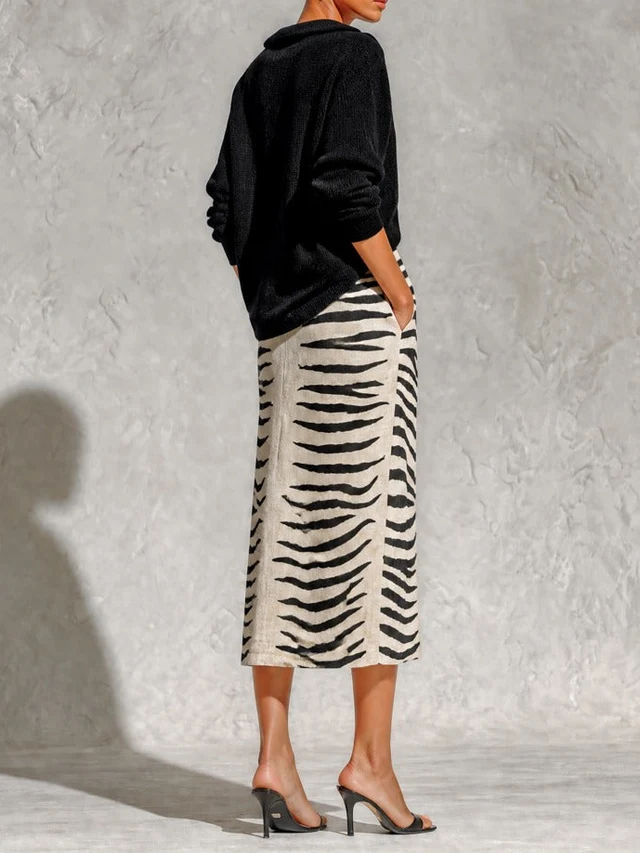 Africa - Top in maglia nero e gonna zebrata.