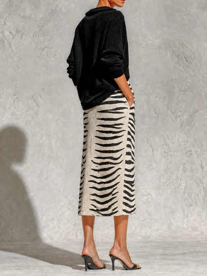 Africa - Top in maglia nero e gonna zebrata.