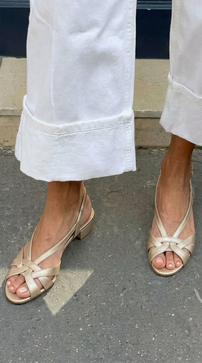 Sandali nude in pelle con fascetta incrociata, slingback e tacco basso