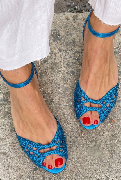 Sandali bassi eleganti intrecciati con cut-out, cinturino alla caviglia e punta aperta