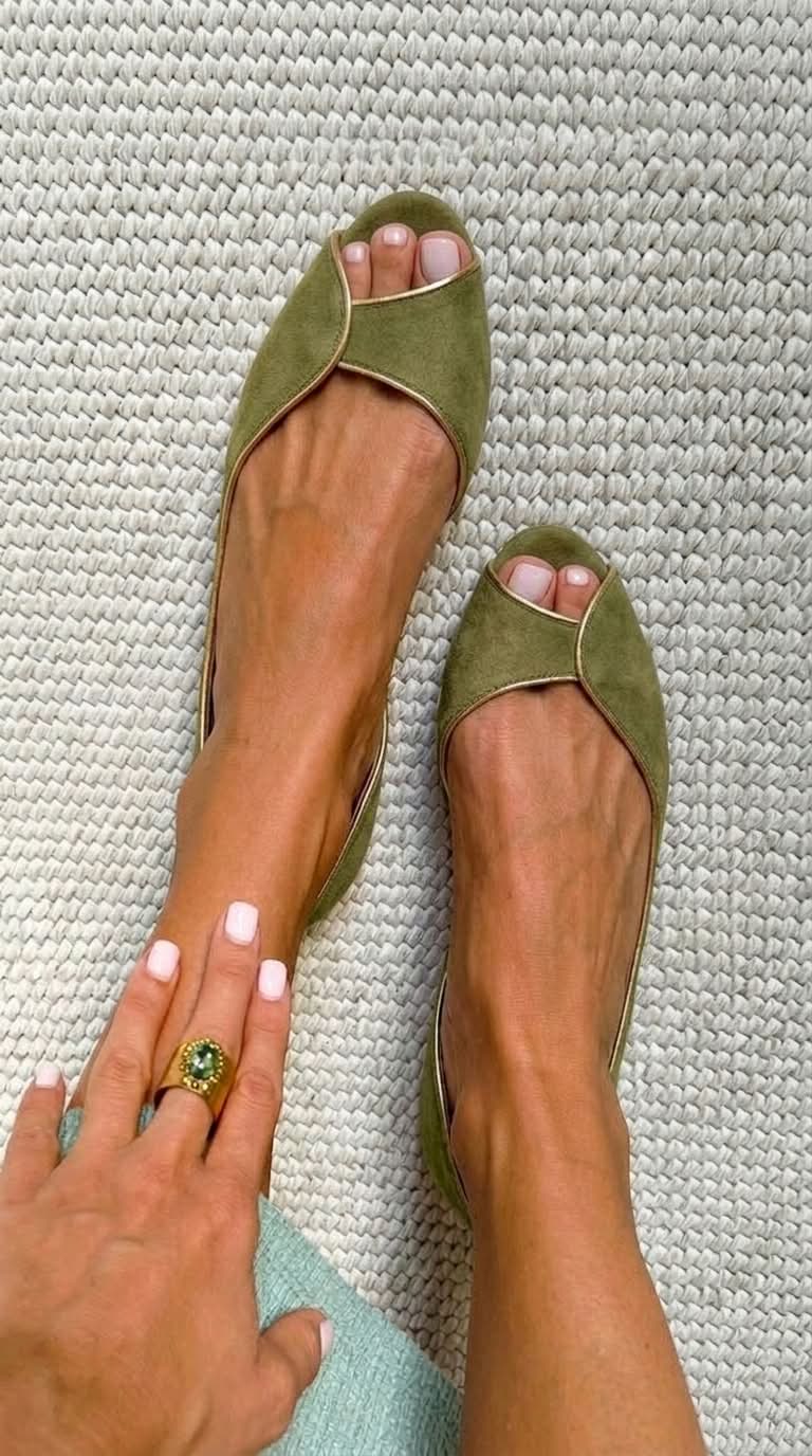 Ballerine beige in camoscio con punta aperta e finiture dorate